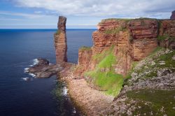Old Man of Hoy, il faraglione alto 136 metri, in arenaria rossa, che domina la isola di Hoy alle Orcadi, in Scozia  - © David Woods / Shutterstock.com