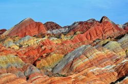 Il paesaggio Danxia a Zhangye: erosioni di 6 milioni di anni fa hanno messo a nudo delle rocce stratificate di arenaria, colorate in modo vario grazie a diverse composizioni mineralogiche. Si ...