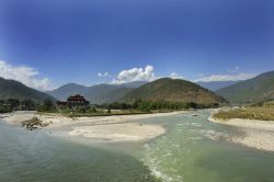 Paesaggio intorno al Monastero di Phunaka in Bhutan alla confluenza dei fiumi  Mochu (sinistra) e Chu (a destra), il fiume più scuro. nella tradizione il fiume Mochu è di ...