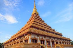 La Pagoda d'Oro del Thai Temple a Khon Kaen, Thailandia - Finemente decorata e impreziosita da ornamenti, la preziosa pagoda d'oro del Thai Temple di Khon Kaen è uno dei luoghi ...