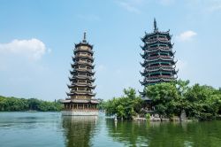 Pagoda del Sole e della Luna sul lago di Guilin in Cina - © zhu difeng / Shutterstock.com
