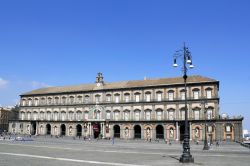 Palazzo Reale di Napoli: si trova nella zona di Piazza del Pebliscito ed è stata la residenza dei vicerè di Spagna, di Austria e dove alloggiavano i re di Borbone - © ArTono ...