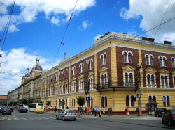 Palazzo a Cluj Napoca, Romania - Andando alla scoperta del cuore storico di Cluj ci si imbatte in edifici dalla caratteristica architettura a cui si affiancano le decorazioni della facciata ...