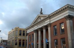 Il Palazzo del Commercio con la statua di  Mercurio in centro a Groningen Olanda