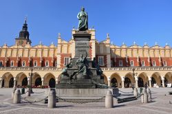 Palazzo del Sukiennice, dove venivano venduti i tessuti nella enorme piazza del mercato di Cracovia in Polonia - © Pawel Kazmierczak / Shutterstock.com