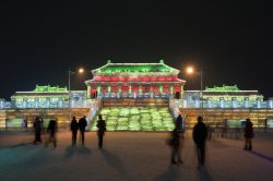 Palazzo di ghiaccio, costruito durante il festival delle sculture di neve ad Harbin in Cina (Harbin Ice Sculpture Festival) - © TonyV3112 / Shutterstock.com 
