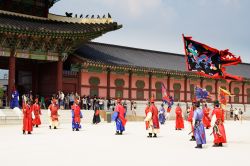 Il Palazzo Reale di Gyeongbokgun: il momento del cambio della Guardia. Siamo a Seoul la capitale della Korea del Sud - © Andrey Shchekalev / Shutterstock.com 
