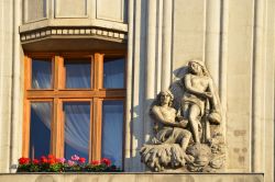 Palazzo storico di Brasov, Romania - Molti edifici storici che sorgono nel cuore della città di Brasov sono impreziositi da gruppi scultorei finemente decorati, come quello nell'immagine, ...