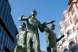 A Pamplona (Navarra, Spagna) la festa di San Firmino è così famosa da essere celebrata da varie statue: questa rappresenta il cosiddetto "encierro", la corsa di tori ...