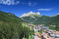 Panorama di Alba di Canazei, la bella località del Trentino Alto Adige, tra le  Dolomiti della Val di Fassa - © Antonio S / Shutterstock.com
