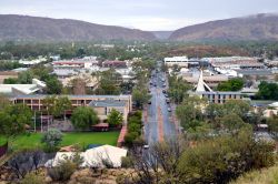 Da Anzac Hill si domina la città di Alice Springs,  Northen Territory - Il nome di questa collina, che sorge a poca distanza dal centro, è dovuto ad un memoriale sui caduti ...