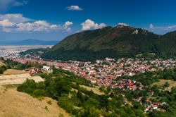 Panorama su Brasov e Monte Tampa, Romania - Non si può dire di aver visitato la città di Brasov senza ammirare il Monte Tampa che si erge a est della città e dove fu costruito ...