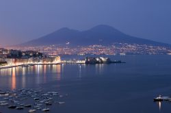 Panorama notturno del Golfo di Napoli e del Vesuvio, ...
