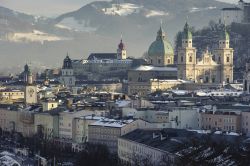 La città vecchia di Salisburgo in inverno. Si nota in primo piano nel centro storico la Franziskanerkirche - © filmfoto / Shutterstock.com