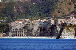 Panorama di Tropea: le spiagge sotto la scogliera a precipizio sul tirreno, una delle caratteristiche più famose del borgo della Calabria