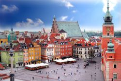 Il Panorama del centro di Varsavia: qui si trova la piazza del Castello (Plac Zamkowy) che ospita la famosa Colonna di Sigismondo - © Monika Gniot / Shutterstock.com