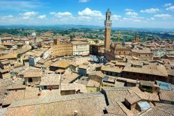 Veduta aerea del centro storico di Siena, nel cuore della Toscana. Il centro medievale, ricchissimo di testimonianze storiche e caratterizzato da un'eccezionale unità architettonica, ...