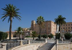 Panorama di Cagliari fotografato dai Bastioni di San Remy - © rorue / shutterstock.com