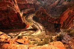 Panorama all'interno del Zion National Park (Utah, USA) fotografato dall'Angel's Landing, uno dei sentieri più belli e impegnativi del parco. Tratti pianeggianti si alternano ...