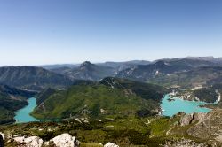 Panorama del fiume Verdon dalla cima del Cremon, sopra la cittadina di Castellane in Provenza. Questo borgo francese è considerata la porta orientale alle Gorges du Verdon, conosciute ...