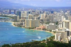 Panorama della spiaggia di Waikiki Beach. E' il lido cittadini di Honolulu, la città principale dell'isola di Oahu, alle Hawaii  - © Martina Roth / Shutterstock.com ...