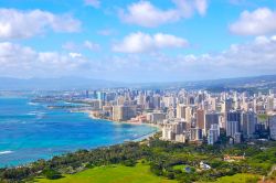 Panorama di Honolulu da Diamond Head, un cono vulcanico estinto (cono di scorie) che si trova nelle vicinanze della città. Ci troviamo alle isole Hawai, più precisamente in quella ...