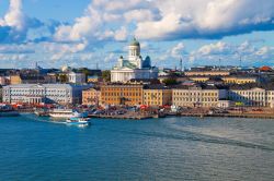 Panorama estivo del centro di Helsinki, la piacevole capitale della Finlandia - © Oleksiy Mark / Shutterstock.com