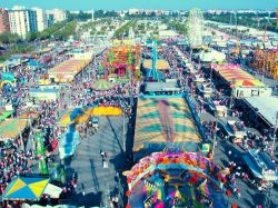 Una foto panoramica della fiera di Siviglia (o Feria de Abril), che si svolge ogni anno una (o due) settimane dopo la Pasqua nel capoluogo andaluso, in Spagna.