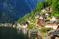 Il panorama incantato di Hallstatt, borgo Patrimonio dell'Umanità dell'UNESCO che si trova in Alta Austria, circondato dalle alpi austriache - © JJ pixs / Shutterstock.com ...