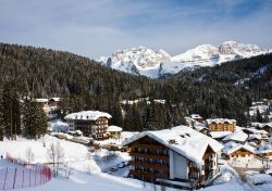 Panorama invernale di Madonna di Campiglio, una delle località regine per le  settimane bianche in Trentino, sulle Dolomiti  di Brenta - © nikolpetr / Shutterstock.com