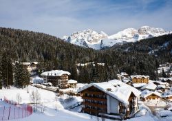 Panorama invernale di Madonna di Campiglio, una ...