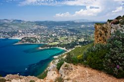 Vista panoramica del mare della Costa Azzurra ...