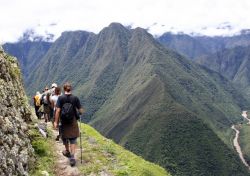 Panorama lungo il trekking sulle Ande, Purù - Percorrere l'Inca Trail che accompagna al sito di Machu Picchu è un'esperienza unica. Lungo il sentiero si possono ammirare ...