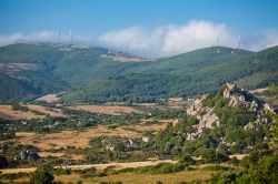 Panorama della Valle della Luna di Aggius, sullo sfondo alcuni impianti eolici della Sardegna - © CoolR / Shutterstock.com