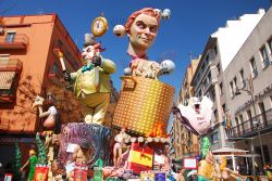 Le statue di cartone in parata durante la grande feste de Las Fallas de San José di Valencia - © Ashiga / Shutterstock.com 
