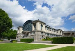 Parc du Cinquantenaire, il Parco del Cinquantenario a Bruxelles: venne costruito alla fine del 19° secolo, per ricordare l'indipendenza del Belgio che avvenne nel 1830 - © skyfish ...