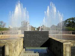 Le fontane zampillanti nel Parco della Pace di Nagasaki, Giappone. Tutto il parco, un'oasi di pace dall'atmosfera sacrale, si sviluppa intorno a una sorta di obelisco, simile a un monumento ...