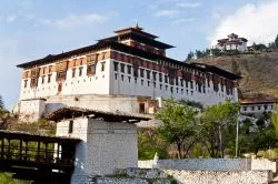 Paro, Bhutan, il complesso di  Rinpung dzong un Monastero fortificato - © takepicsforfun / Shutterstock.com