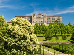 il Parque de Belvis ed il  Seminario che si trovano a Santiago de Compostela in Galizia - © Lansbricae/ Shutterstock.com