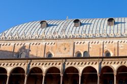 Particolare architettonico della copertura del palazzo della Ragione (o Salone) in piazza delle Erbe a Padova - © vvoe / Shutterstock.com