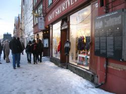 Passeggiata e shopping natalizio a Bergen, lungo le casette di legno del Bryggen (Norvegia).
