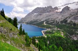 Il Passo Fedaia con l'omonimo lago vicino ad Alba di Canazei, al confine tra il Trentino ed il Veneto. Sullo sfondo, a destra, il ghiacciaio della Marmolada - © jaroslava V / Shutterstock.com ...