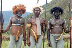 Papua Nuova Guinea, uomini della tribù di Dani - Foto di Giulio Badini, I Viaggi di Maurizio Levi.