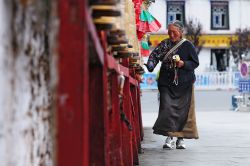 Un pellegrino in visita al Palazzo di Potala a Lhasa la capitale della regione del Tibet, nel sud-est della Cina - © Hung Chung Chih / Shutterstock.com 