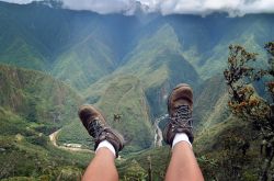 Riposo durante il trekking verso Machu Picchu, Perù - La zona archeologica di Machu Picchu è raggiungibile attraverso sentieri incaici sia tramite la strada Hiram Bingham che risale ...