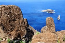 I Petroglifi di Orongo a Rapa Nui (Cile). la costa spettacolare dell'Isola di Pasqua - © Galina Barskaya / Shutterstock.com