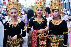 Costumi tradizionali femminili per il Phuk Siew Festival di Khon Kaen - I vestiti tradizionali thailandesi variano sia per differenze dovute allo status di appartenenza che per esigenze di regione. ...