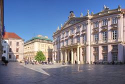 Piazza del municipio di Bratislava, Slovacchia - Visitato nel suo insieme e non tanto per un singolo monumento o edificio, il centro di Bratislava è percorribile a piedi. Passeggiare ...