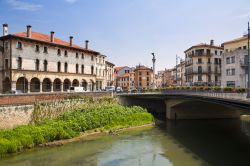 Il fiume Bacchiglione, attraversando il centro ...