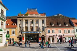Centro storico di Brasov, Romania - Fondata nel XIII secolo da un gruppo di cavalieri teutonici su incarico del re d'Ungheria, Brasov vanta un suggestivo centro storico che ha sostanzialmente ...